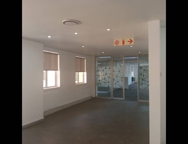 2,422M² OFFICE FOR SALE IN BRYANSTON